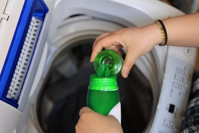 Wäsche waschen in der Waschmaschine: Fügen Sie ein wenig Spülmittel hinzu, Sie werden nicht ausgehen!