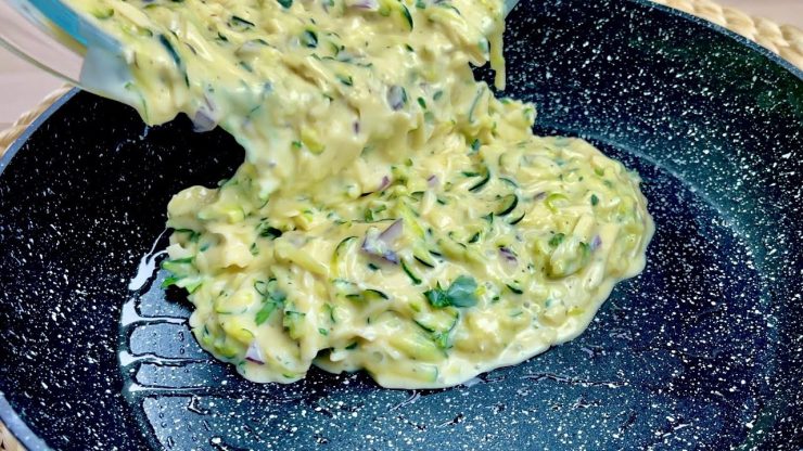 Sehr leckeres Omelett: Ich verwende nur 1 Zucchini. Alle wollen eine Zugabe! Es ist köstlich
