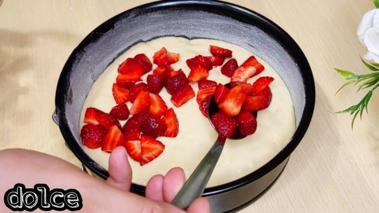 Ich füge Erdbeeren zum Teig hinzu und das Ergebnis ist köstlich!