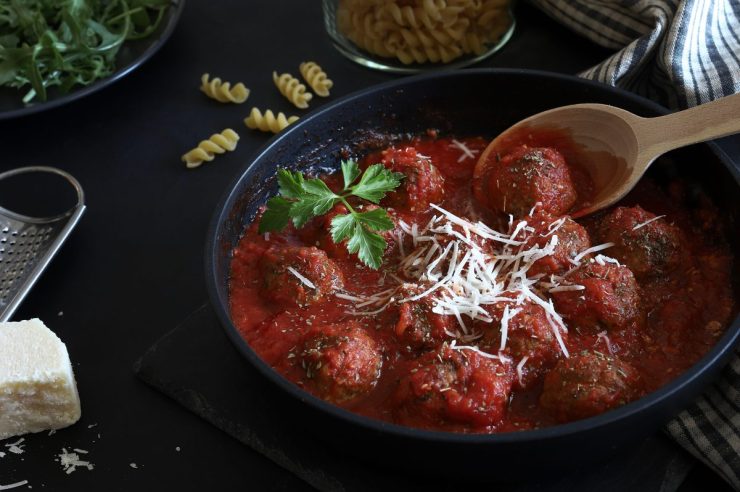 Ricotta-Frikadellen mit Tomatensauce: super lecker! Bereiten Sie es in 1 Moment vor
