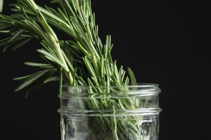 Nimm etwas Rosmarin und gib es in ein Glas, meine Großmutter hat es mir beigebracht, du kannst dir nicht vorstellen, wie nützlich es ist!