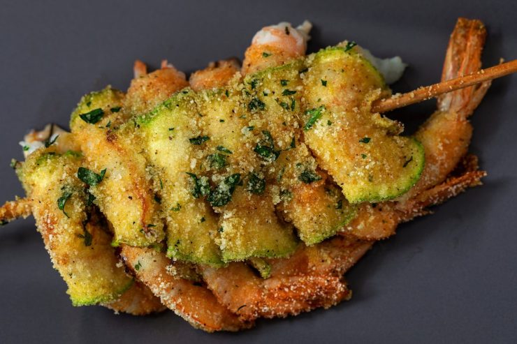Zucchini- und Garnelenspieße: backen. Sie sind köstlich!