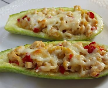 Zucchinischiffchen, Hühnchen und Gemüse: ein komplettes und schmackhaftes Gericht