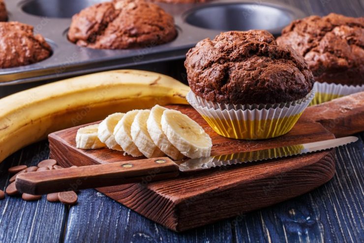 Bananen-Muffins: Ich füge auch die Nüsse und die Schokolade hinzu. Sie sind köstlich!