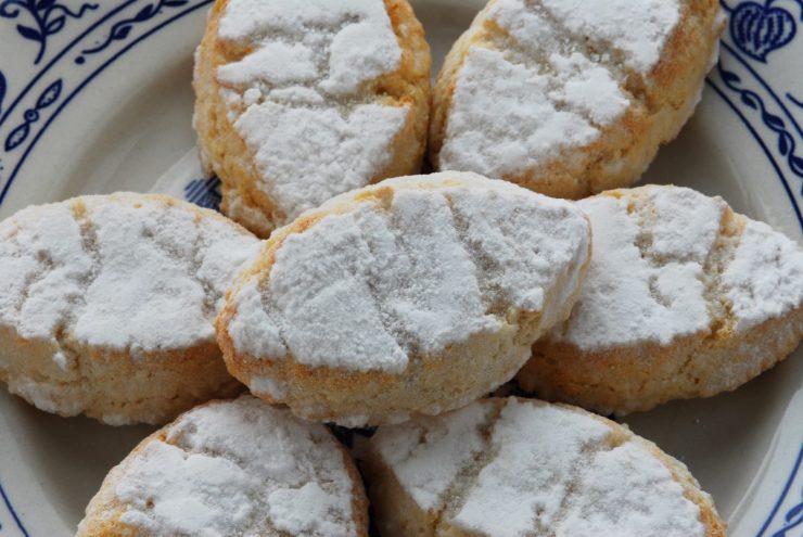 Ricciarelli di Siena: die Kekse für Weihnachten. Das Rezept ist sehr einfach