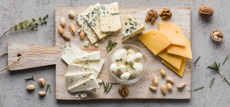 Proteinsalate für den Sommer: die 3 Käsesorten, die man für eine perfekte körperliche Verfassung verwenden kann!