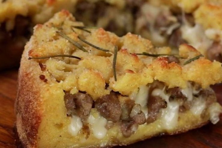 Zerbröckelte Kartoffeln, Wurst und Provolone: das unwiderstehliche Rustikale