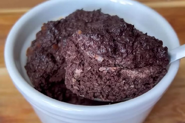 Dessert in einer Tasse, Äpfel und Schokolade: kein Mehl und Zucker erforderlich. Nur 190 kcal
