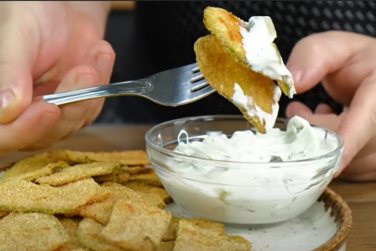 Panierte Zucchini-Chips: sehr wenig Kalorien! Kein Braten