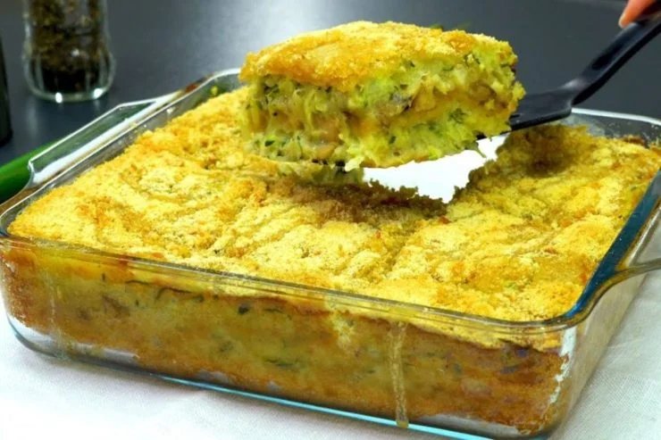Pflanzliche Timbale mit einem strähnigen Herzen. Ein Gericht, bei dem einem das Wasser im Mund zusammenläuft!