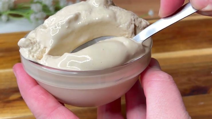 Griechisches Joghurt- und Kaffeeeis: Es schmeckt besser als das aus der Eisdiele. Es hat 130 kcal