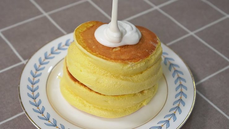 Soufflé-Pfannkuchen: groß und fluffig wie eine Wolke! Probieren Sie sie zum Frühstück. Sie haben 100 kcal