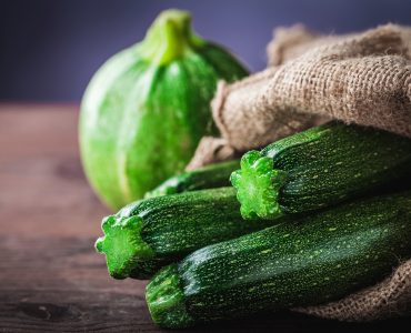 Wie man rohe und gekochte Zucchini einfriert, um sie das ganze Jahr über verfügbar zu haben