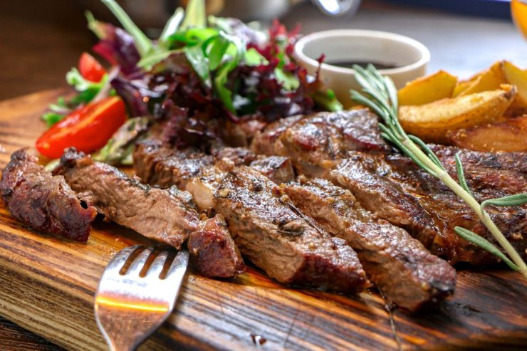 Eine Scheibe Fleisch kochen: Hier sind die Tipps des Küchenchefs. Es wird perfekt und nie schwer sein
