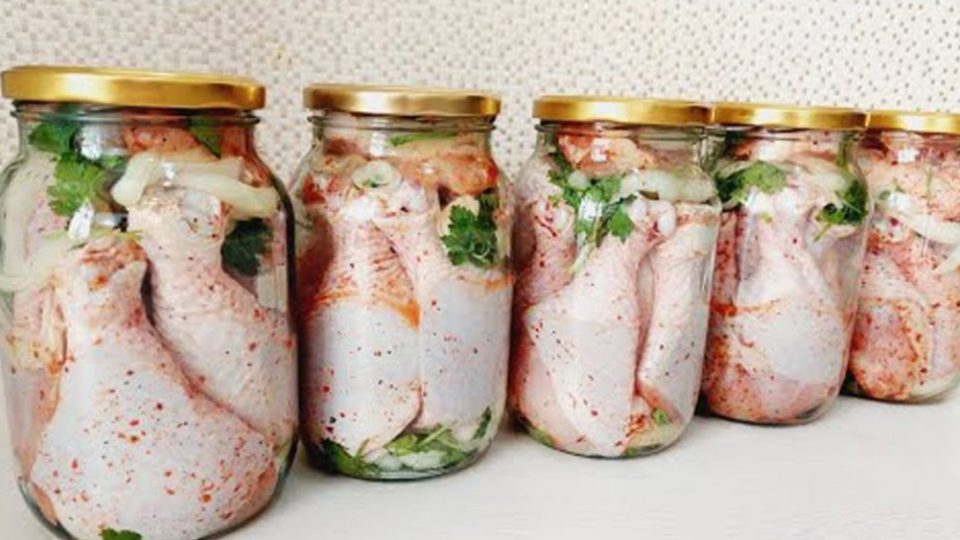 Der tolle Trick, um Hühnchen 12 Monate lang ohne Gefrierschrank zu konservieren. Hier haben Sie es!