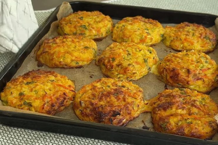 Reis und Zucchinikoteletts in den Ofen schieben. Sie haben nur 110 kcal