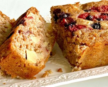 Pflaumenkuchen mit Äpfeln, Bananen und Beeren, ohne Mehl: ein Genuss!