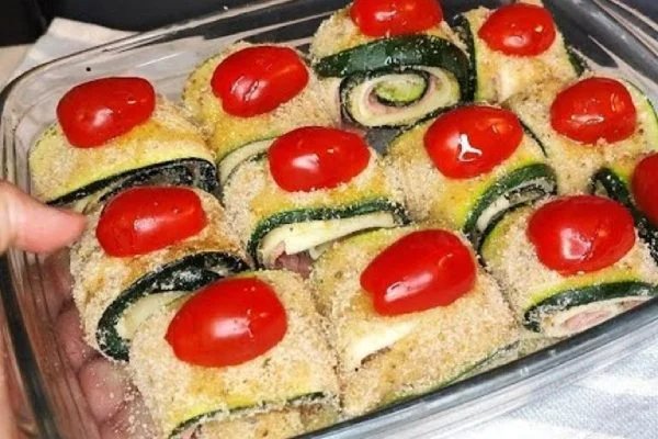 Zucchini-Röllchen: Das Rezept alles roh in der Pfanne, lecker!