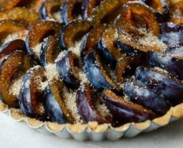 Vollkorntorte mit frischen Pflaumen: ebenso gesund wie lecker!