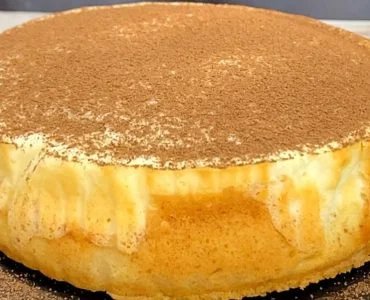 Joghurtkuchen, der auf der Zunge zergeht: Er ist sehr cremig und hat nur 180 Kcal