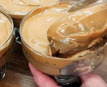 Zarter Kaffee-Semifreddo | Sehr wenige Zutaten | Lecker und mit nur 130 Kalorien!