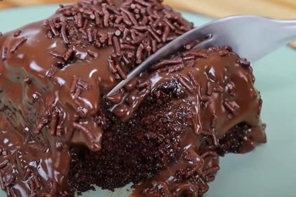Schokoladenkuchen mit einem Löffel, alles in den Mixer und voilà, die Köstlichkeit!