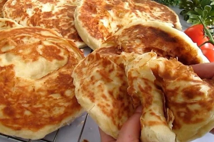 Focaccia in einer Pfanne mit heißer Milch: lecker und schnell