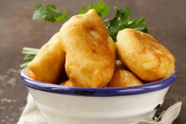 Cuzzole: frittiertes sizilianisches Brot, das man in Häppchen genießen kann.