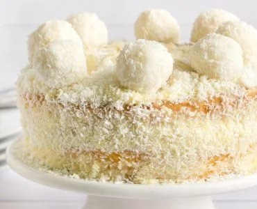 Raffaello-Kuchen: Kokosnuss und weiße Schokolade, bringen Sie ihn zu Weihnachten auf den Tisch!