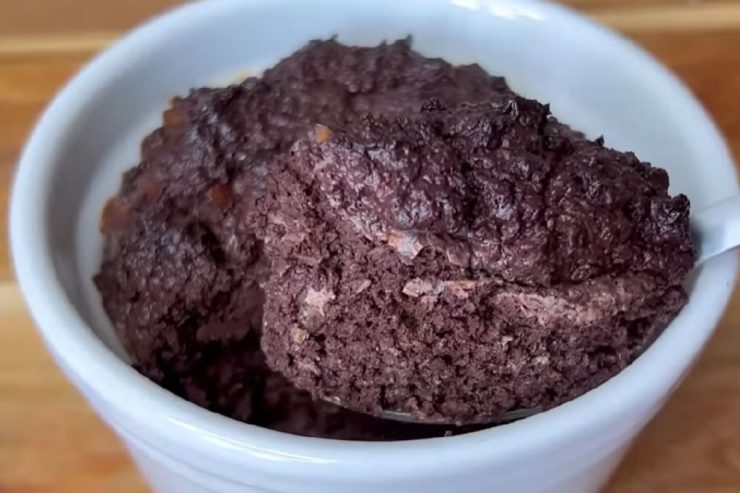 Apfel-Schokolade-Dessert in einer Tasse: kein Mehl oder Zucker nötig. Es hat 190 kcal