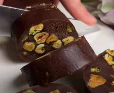 Schokoladensalami mit Pistazien: ein verrückter Genuss!