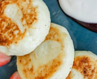 Herzhafte Ricotta-Pfannkuchen mit fadenförmiger Füllung, fertig in 10 Minuten!