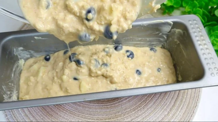 Ich mache es mit Äpfeln, Joghurt und Blaubeeren. Ich verwende kein Mehl