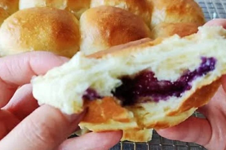 Blaubeer-Süßbrötchen: In 3 Minuten kneten, in 30 Sekunden verschwinden!