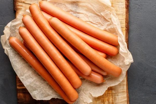 Es sind die Würstchen, die Kindern am besten schmecken, aber sie bergen ein chemisches Risiko Von Eurospin zurückgezogen