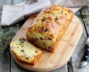 Pikanter Pflaumenkuchen, 9 Gläser: Bereiten Sie ihn in 5 Minuten und ohne Schuppen zu!