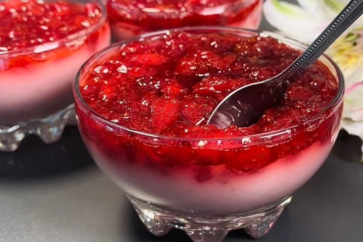 Kalte Erdbeercreme, ohne Hausenblase und Sahne: leicht und lecker!
