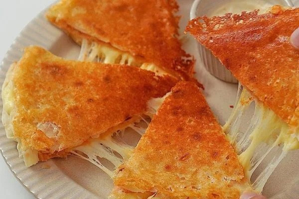 Knusprige Pizza mit Kartoffeln, fadenziehend und super lecker