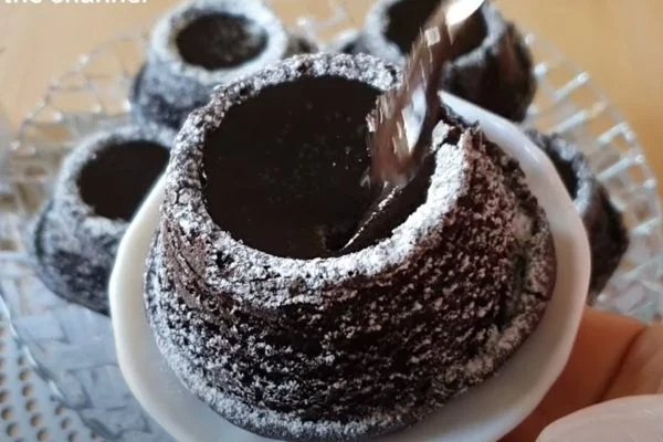Gierige Vulkane: Schokoladenkuchen mit einem sehr weichen Kern
