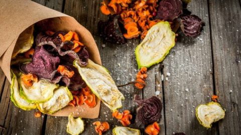 Gebackene Gemüsechips: nur 80 Kalorien! Eine ungewöhnliche und appetitliche Idee für einen Aperitif