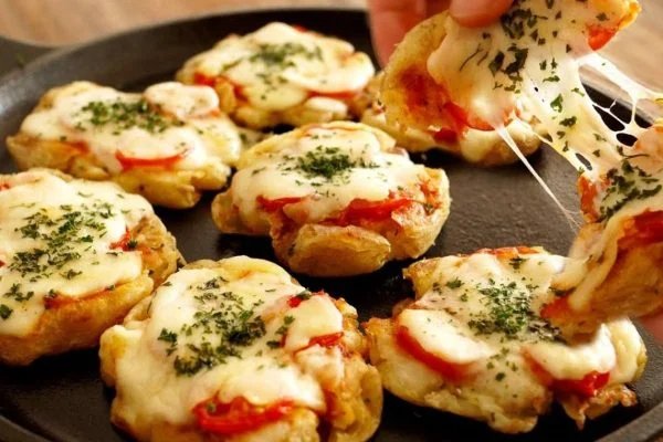 Kartoffel-Mozzarella- und Tomatenpizzas, hervorragend für Zöliakiekranke und andere!