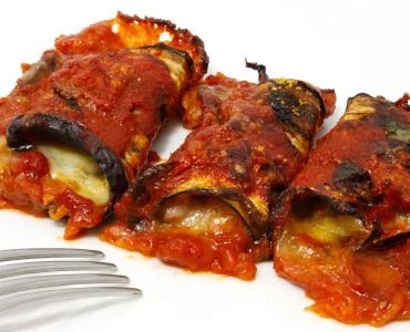 Auberginenröllchen mit Scamorza und Tomate: leichtes und köstliches Gericht!