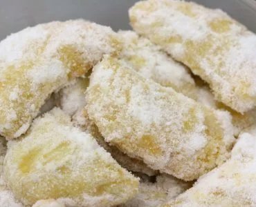 Mit Ricotta und Schokolade gefüllte Mürbeteigsegmente: schnell und lecker