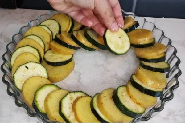 Rustikaler Kuchen mit Kartoffeln und Zucchini, außer Fleisch! Nur 180 kcal