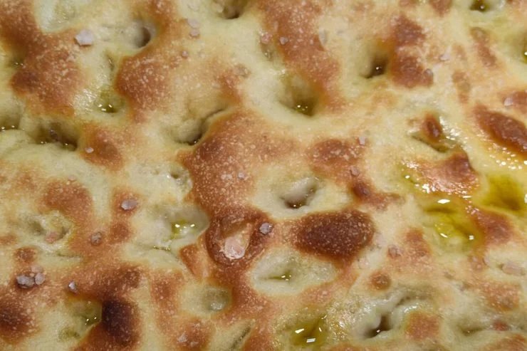Genuesische Focaccia: Außen knusprig, innen weich | Sehr einfaches Rezept!