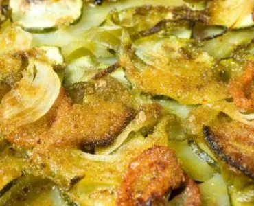 Zucchini, Kartoffeln und Zwiebeln in der Kruste: die leckere und diätetische Beilage!