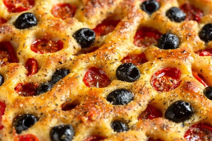 Focaccia mit Oliven und Kirschtomaten. Höchst