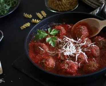 Ricotta-Fleischbällchen mit Soße: das superschnelle und leckere Rezept!