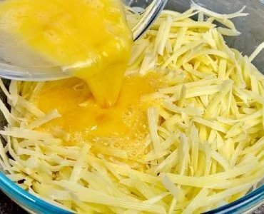 Sie gießen die Eier über die Kartoffeln und in 20 Minuten ist Ihr Abendessen fertig!