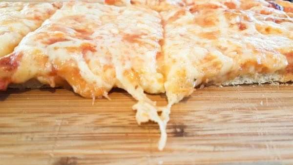 Margherita-Pizza in 2 Minuten: im Ofen oder in der Pfanne garen
